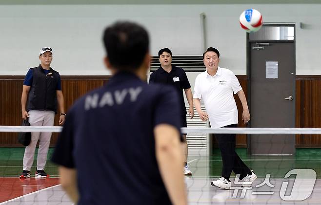 여름휴가 중인 윤석열 대통령이 7일 오후 경남 진해기지사령부 체육관에서 해군 및 해병대 장병들과 함께 족구를 하며 단합을 다지고 있다. (대통령실 제공) 2024.8.7/뉴스1 ⓒ News1 박지혜 기자