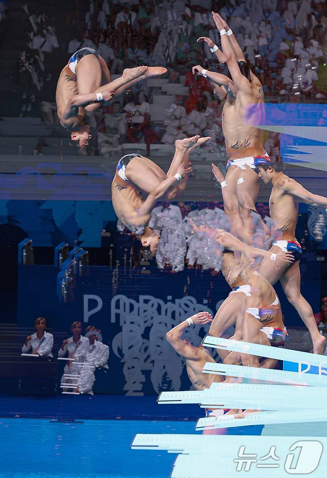 대한민국 다이빙 국가대표팀 우하람 선수가 8일 오후(한국시간) 프랑스 파리 아쿠아틱 센터에서 진행된 2024 파리올림픽 다이빙 남자 3m 스프링보드 결승 경기를 펼치고 있다. (다중노출) 2024.8.8/뉴스1 ⓒ News1 박정호 기자