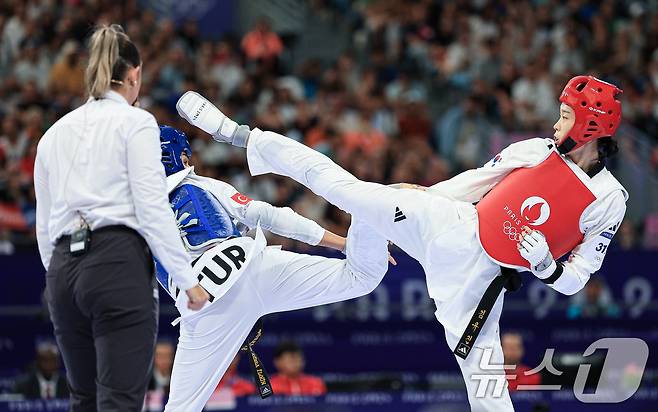 대한민국 태권도 국가대표팀 김유진 선수가 8일 오후(한국시간) 프랑스 파리 그랑 팔레에서 진행된 2024 파리올림픽 태권도 여자 57kg급 16강 경기에서 튀르키예의 하티제 퀴브라 일귄 선수와 자웅을 겨루고 있다. 2024.8.8/뉴스1 ⓒ News1 박정호 기자