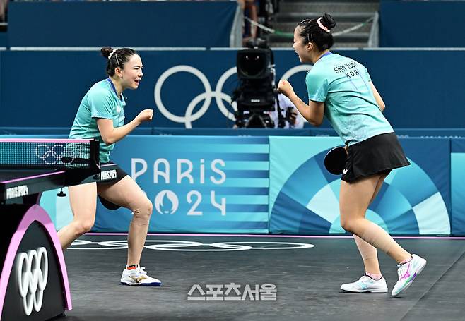 대한민국 탁구 대표팀의 전지희-신유빈이 6일 프랑스 파리 사우스 파리스 아레나4에서 열린 2024 프랑스올림픽 탁구 여자 단체 8강전 1게임에서 스웨덴의 크리스티나 칼버그-필리파 베르간드 조를 상대로 득점한 뒤 기뻐하고 있다. 2024. 8. 6. 파리 | 박진업 기자 upandup@sportsseoul.com