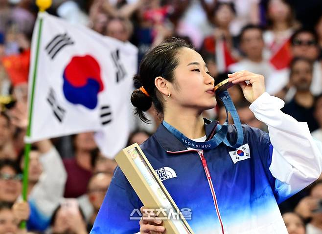 배드민턴 국가대표 안세영이 5일(한국 시간) 프랑스 파리 포르트 드 라 샤펠에서 열린 2024 파리올림픽 배드민턴 여자 단식 결승전에서 중국의 허빙자오를 꺾고 금메달을 딴 뒤 취재진을 향해 포즈를 취하고 있다. 파리 | 박진업 기자 upandup@sportsseoul.com