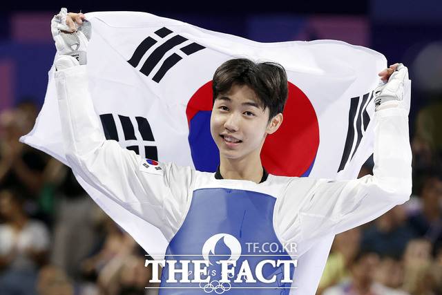 박태준의 태권도 금메달로 대한민국 선수단이 파리 올림픽에서 금메달 12개를 기록하며 최다 기록인 13개에 근접하게 됐다. 8일(한국시간) 프랑스 파리 그랑 팔레에서 열린 2024 파리 올림픽 태권도 남자 58kg급 결승 아제르바이잔 가심 마고메도프와의 경기에서 승리한 박태준이 세리머니하고 있다. /파리=뉴시스