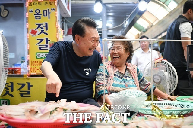 윤석열 대통령이 휴가 첫날인 5일 경남 통영중앙시장을 방문해 생선 상인과 대화하는 모습. /뉴시스