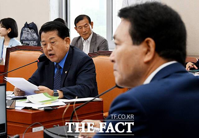 의사진행 발언하는 김병주 더불어민주당 의원(왼쪽).