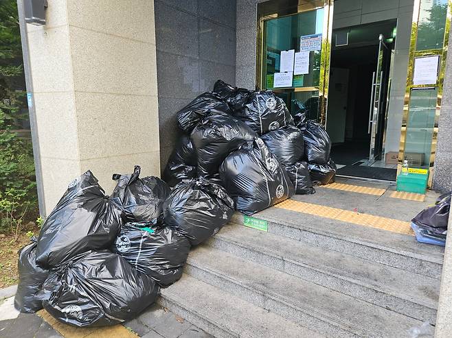 지난 7일 오후 지하주차장에서 전기차 화재가 발생한 인천 서구 청라동 한 아파트 단지에 주민들이 짐, 쓰레기 등을 모아둔 모습. /방재혁 기자