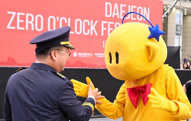 지난해 대전 0시 축제에서 이장우 대전시장과 꿈돌이. 대전시 제공