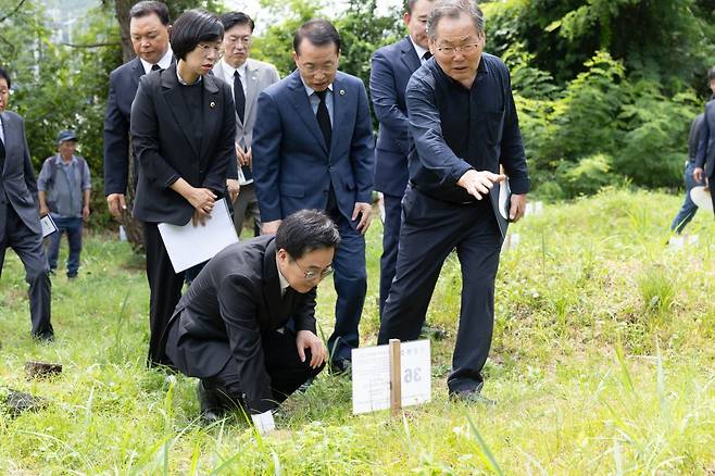 김동연 경기도지사가 8일 오전 선감학원 공동묘역에서 열린 선감학원 희생자 유해 발굴 개토 행사를 마치고 선감학원 희생자의 분묘를 살펴보고 있다. 경기도 제공