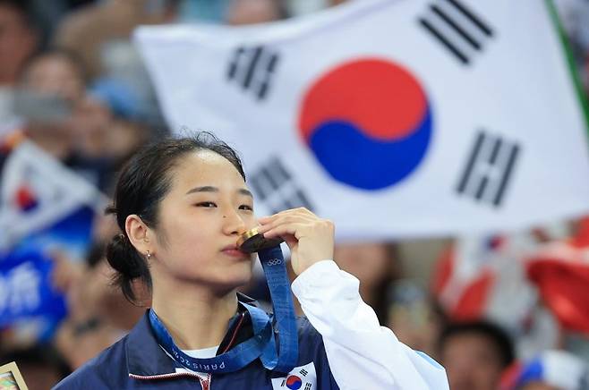 대한민국 배드민턴 대표팀 안세영이 5일 오후(한국시간) 프랑스 파리 라 샤펠 아레나에서 열린 2024 파리올림픽 배드민턴 여자 단식 시상식에서 금메달에 입을 맞추고 있다. 2024.8.5/뉴스1 ⓒ News1 박정호 기자 /사진=뉴스1