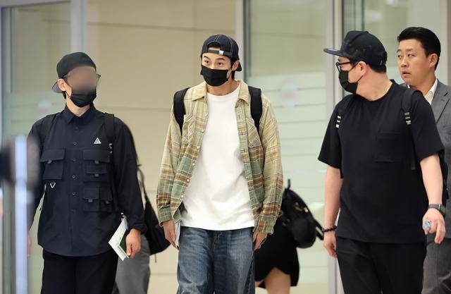 배우 변우석이 홍콩에서 열린 아시아 팬미팅 일정을 마치고 16일 오후 인천국제공항 제2터미널을 통해 입국하는 모습. 뉴스1