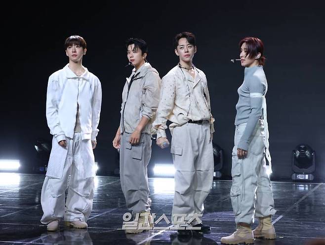 방용국&정대현&유영재&문종업이 8일 오후 서울 강남구 일지아트홀에서 열린 EP 앨범 ' CURTAIN CALL(커튼 콜)' 발매 기념 쇼케이스에서 타이틀곡 무대를 선보이고 있다. 타이틀곡 'Gone(곤)'은 정형화된 아이돌 음악의 틀을 벗어나 멤버들의 가창력에 중점을 둔 곡이다. 팬들을 추억하는 마음과 지금 이 순간 멤버들이 느끼는 복합적인 감정을 가사에 담아냈으며, 방용국이 직접 작업에 참여해 의미를 더했다. 서병수 기자 qudtn@edaily.co.kr /2024.08.08/