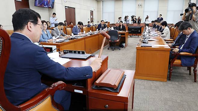 국회 행안위 개의하는 신정훈 위원장 [사진 제공: 연합뉴스]