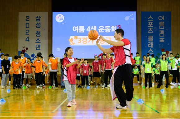 8일 경기 고양시 삼성화재 글로벌캠퍼스에서 열린 '삼성 다문화청소년 스포츠 클래스 여름캠프'에서 참가한 청소년들이 삼성썬더스 농구팀 선수에게 농구를 배우고 있는 모습. [사진=제일기획]