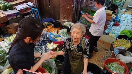 김건희 여사가 부산 중구 깡통시장에서 상인과 대화하고 있다. 사진 온라인 커뮤니티 캡처