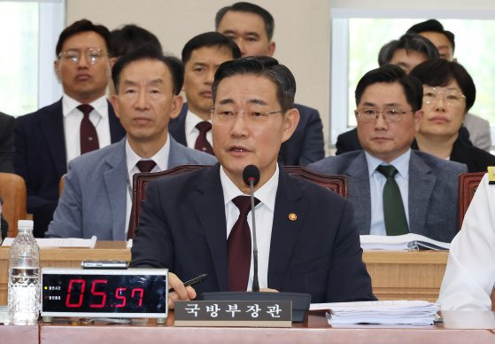 8일 오전 열린 국회 국방위원회 전체회의에서 신원식 국방부 장관이 의원질의에 답변하고 있다.연합뉴스