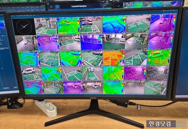 8일 서울 금천구의 공영 주차장을 비추고 있는 열화상 카메라 화면들 / 사진=성진우 기자