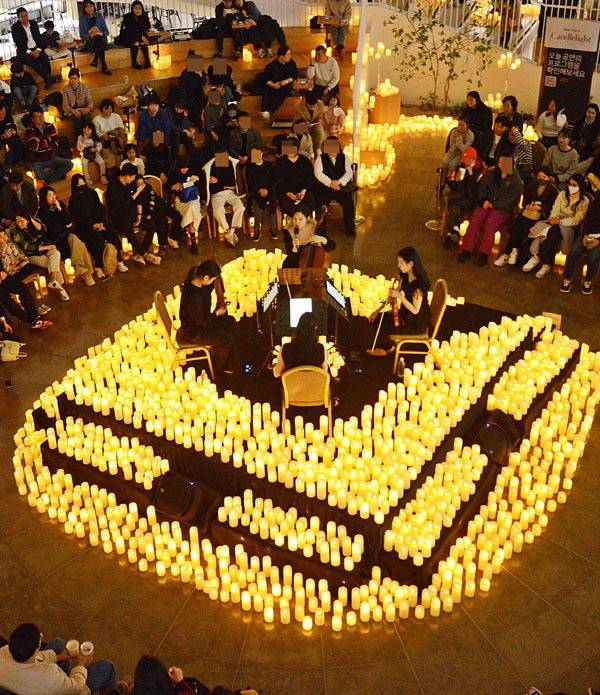지난 2월 롯데백화점 부산본점 9층 엘아레나 광장에서 ‘캔들라이트 콘서트’가 열리고 있는 모습.  롯데백화점 부산본점 제공