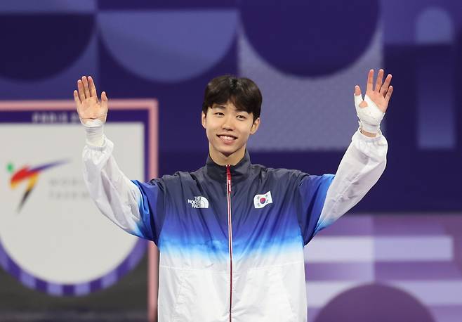 South Korea's Park Tae-joon gestures to the crowd at the medal ceremony for the men's 58-kilogram taekwondo event at the Paris Olympics at Grand Palais in Paris on Wednesday. (Yonhap)