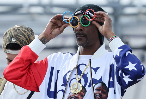 U.S. rapper Snoop Dogg during the men's skateboard park final at La Concorde in Paris on Wednesday.  [REUTERS/YONHAP]