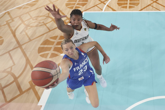 Marine Johannes of France shoots in front of Nyara Sabally of Germany during a women's quarterfinal basketball game in Paris on Wednesday.  [AP/YONHAP]