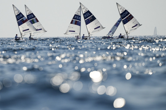 A fleet of boats compete in the men's dinghy final in Marseille, France on Wednesday.  [AP/YONHAP]