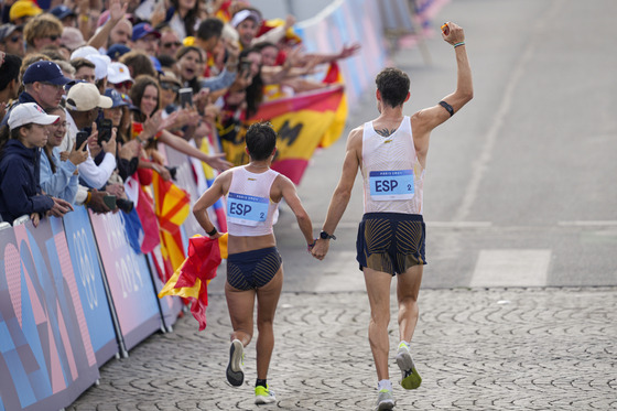 Spain's Maria Perez and Spain's Alvaro Martin celebrate after winning the gold medal at the end of the mixed marathon race walk relay at the 2024 Paris Olympics on Wednesday in Paris. [AP/YONHAP]