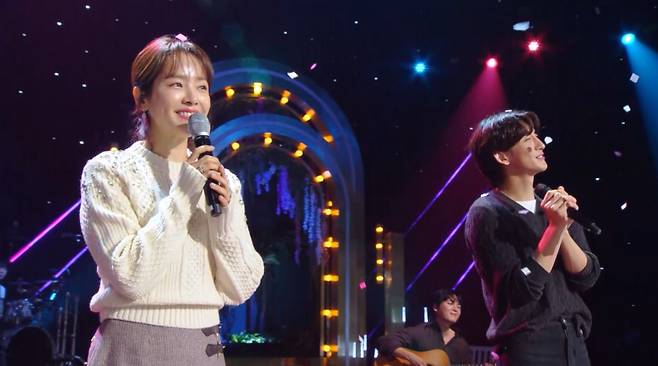 1년 전 최정훈이 진행하던 KBS2 ‘더 시즌즈 - 최정훈의 밤의 공원’에 출연해 한 무대에 선 한지민(왼쪽)과 최정훈의 모습. KBS