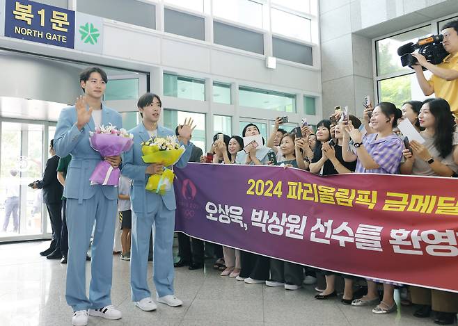 8일 오전 대전시청 로비에서 대전시청 직원들과 시민들이 오상욱.박상원 선수를 환영하고 있다. 대전시