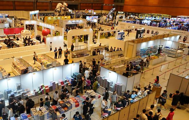 8일 서울 강남구 삼성동 코엑스 전시장 3층 DHALL에서 반다이남코 '펀 엑스포 2024'가 열려 관람객들이 전시를 지켜보고 있다.