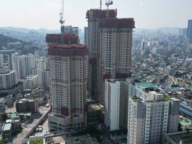부천 소사역 힐스테이트 아파트공사 현장. 대지면적 1만4195.4㎡에 지하 6층, 지상 49층 4개동 629가구 공사 중이며 현재 약 65%의 공정률을 보이고 있다. 김종구기자