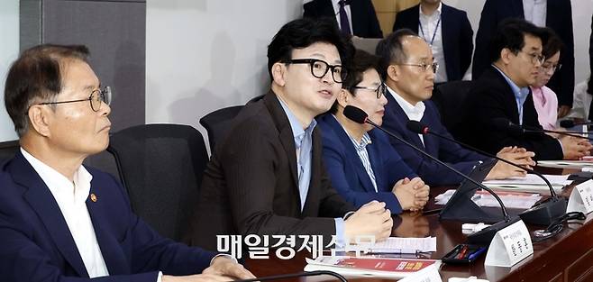 한동훈 국민의힘 당대표가 7일 오후 서울 여의도 국회 의원회관에서 열린 노동약자 지원과 보호를 위한 제도개선 토론회에서 인사말을 하고 있다. [김호영 기자]