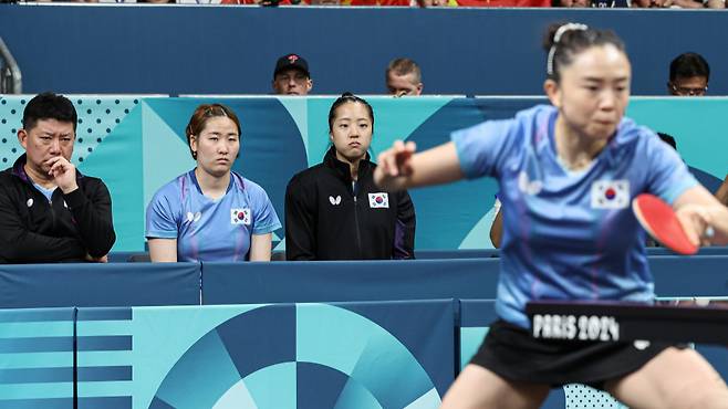 대한민국 탁구 국가대표팀 오광헌 감독과 이은혜, 신유빈(왼쪽부터)이 '2024 파리 올림픽' 여자 탁구 단체전 준결승에서 경기 중인 전지희를 바라보고 있다. /2024.08.08. /파리=뉴스1