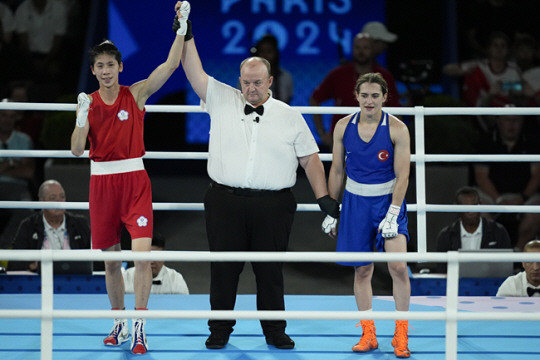 대만의 린위팅이 8일 2024파리올림픽이 열리는 프랑스 파리의 스타드 롤랑 가로스에서 열린 대회 복싱 여자 57㎏급 준결승전에서 에스라 일디즈(27·튀르키예)를 누른 뒤 손을 들어 보이고 있다. AP 뉴시스