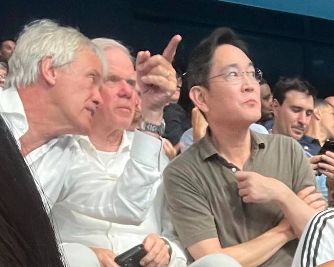 이재용 삼성전자 회장이 지난 3일 파리 올림픽 수영 경기장을 찾아 피터 베닝크(맨 왼쪽) 전 ASML 최고경영자(CEO), 마틴 반 덴 브링크(가운데) ASML 최고기술책임자(CTO) 와 함께 경기를 관람하고 있다. [중국 웨이보 갈무리]