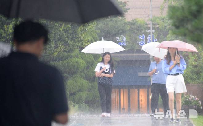 [전주=뉴시스] 김얼 기자 = 강한 소나기가 내리는 전북 전주시청 인근 도로에서 시민들이 우산을 쓰고 발걸음을 재촉하고 있다.. 2024.08.05. pmkeul@newsis.com