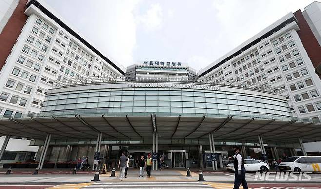 [서울=뉴시스] 김선웅 기자 = 24일 서울 종로구 서울대병원에서 환자·보호자들이 오가고 있다. 2024.06.24. mangusta@newsis.com