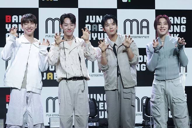 방용국&정대현&유영재&문종업이 8일 오후 2시 서울 강남구 일지아트홀에서 첫 미니앨범 '커튼 콜' 쇼케이스를 열었다. 8월 8일 세계 고양이의 날을 맞아 고양이 포즈를 취하고 있다. 연합뉴스