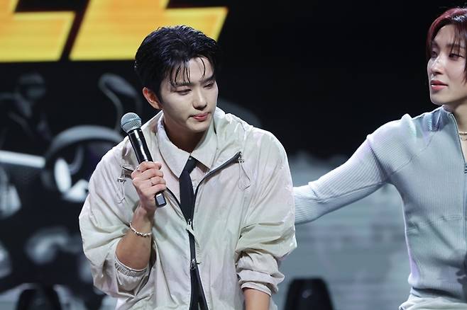 유영재가 쇼케이스 현장에서 눈물을 참고 있다. 옆자리 문종업이 위로해 주는 모습. 연합뉴스