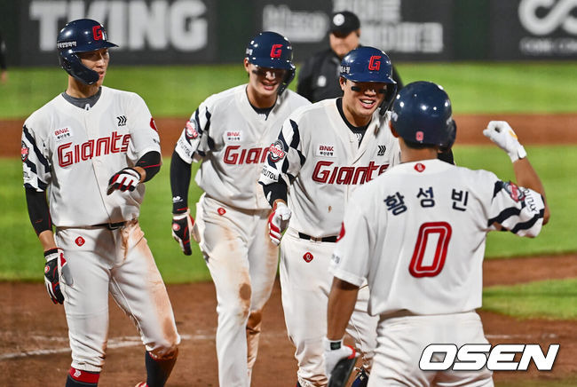 [OSEN=부산, 이석우 기자] 7일 부산 사직야구장에서 2024 신한 SOL 뱅크 KBO 리그 롯데 자이언츠와 NC 다이노스의 경기가 열렸다. 홈팀 롯데는 김진욱이 선발 출전하고 NC는 이재학이 선발 출전했다.롯데 자이언츠 손성빈이 5회말 무사 2,3루 좌중월 3점 홈런을 치고 박승욱과 윤동희의 축하를 받고 있다. 2024.08.07 / foto0307@osen.co.kr