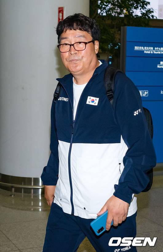 [OSEN=인천공항, 민경훈 기자] 2024 파리 올림픽 배드민턴 대표팀의 수장 배드민턴 협회 김택규 회장이 7일 오전 인천국제공항을 통해 선수단 보다 먼저 귀국했다.세계랭킹 1위 안세영은 지난 5일(한국시간) 프랑스 파리 포르트 드 라 샤펠 경기장에서 열린 2024 파리 올림픽 배드민턴 여자 단식 결승전에서 세계랭킹 9위 허빙자오(중국)를 2-0(21-13, 21-16)으로 꺾고 우승을 차지했다.&nbsp;하지만 안세영은 경기 후 대한배드민턴협회의 선수 부상관리, 선수 육성 및 훈련방식, 협회의 의사결정 체계, 대회출전 등에 대한 문제점을 지적하는 폭탄 발언으로 눈길을 끌었다.&nbsp;배드민턴 협회 김택규 회장을 입국장을 통과하고 있다. 2024.08.07 /rumi@osen.co.kr