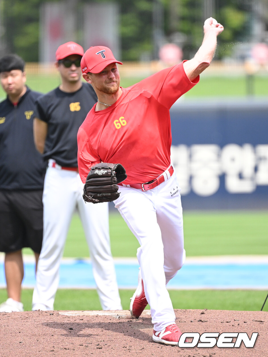 [OSEN=광주, 이대선 기자] 8일 오후 광주-기아챔피언스필드에서 ‘2024 신한 SOL Bank KBO리그’ KIA 타이거즈와 KT 위즈의 경기가 열렸다.KIA는 황동하, KT는 쿠에바스를 선발로 내세웠다.경기에 앞서 KIA 새 외국인 투수 에릭 라우어가 불펜 피칭을 하고 있다. 2024.08.08 /sunday@osen.co.kr