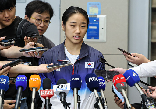 2024 파리 올림픽 배드민턴 여자단식에서 금메달을 획득한 뒤 안세영이 7일 오후 인천공항을 통해 귀국하고 있다. 뉴스1