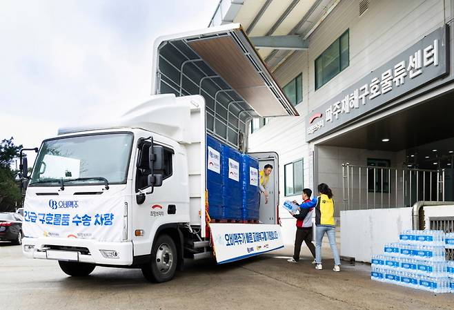 희망브리지 파주 물류센터에서 오비맥주가 기부한 생수를 수송 차량에 싣고 있다 (사진제공 오비맥주)