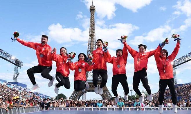 일본 피겨스케이팅 대표팀 선수들이 7일(현지시각) 프랑스 파리 에펠탑 앞에 꾸린 챔피언스파크에서 2022 베이징겨울올림픽 피겨스케이팅 단체전 은메달을 받은 뒤 기뻐하고 있다. 파리=AFP 연합뉴스