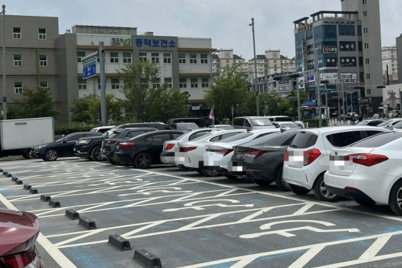 충북 청주의 한 공영주차장에 불법주차 차량들이 장애인 주차구역 앞에 줄지어 주차한 모습. 온라인 커뮤니티 ‘에펨코리아’ 캡처