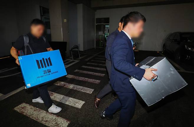 티몬과 위메프의 대규모 정산 지연 사태를 수사하는 검찰 관계자들이 1일 밤 서울 강남구 위메프 압수수색을 마친 뒤 압수품 박스를 옮기고 있다. ⓒ 연합뉴스