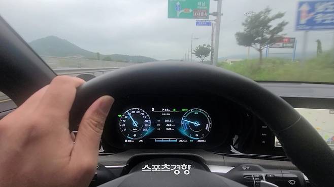 전라남도 해남 지역으로 이동 중인  K5 LPG하이브리드.  700km를 넘어서고 있고 연비 평균은 21km/ㅣ를 넘어서고 있다.  사진 | 손재철기자