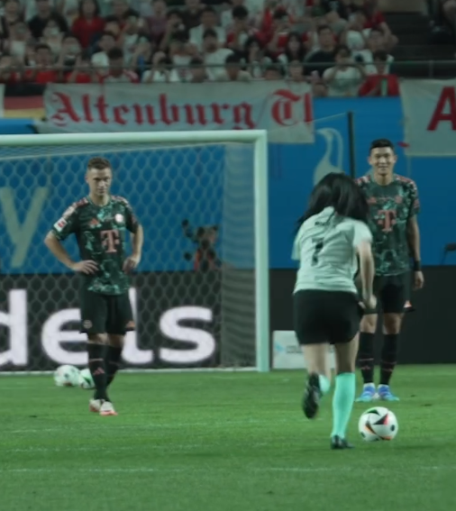 뉴진스 민지 시축. SNS 캡처