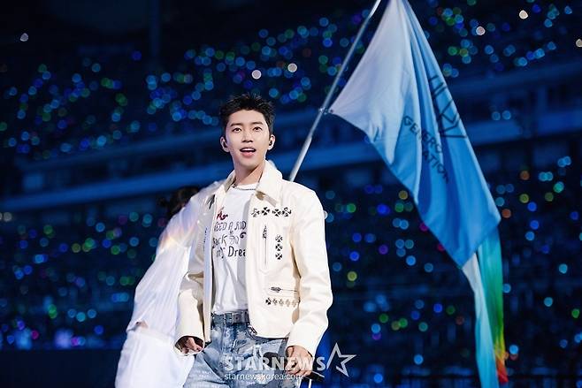 [서울=뉴시스] 톱 가수 임영웅이 25일 오후 마포구 서울월드컵경기장에서 콘서트 '아임 히어로 - 더 스타디움(IM HERO - THE STADIUM)'을 펼쳤다. 26일 같은 장소에서 콘서트가 이어졌는데, 비가 쏟아지는 가운데서도 열기는 전혀 식지 않았다. (사진 = 물고기뮤직 제공) 2024.05.26. photo@newsis.com  *재판매 및 DB 금지 /사진=이재훈