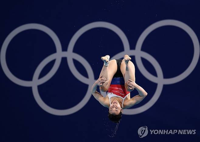 한국 다이빙 최초의 세계선수권대회 메달리스트 김수지가 한국 여자 다이빙 선수론 처음으로 올림픽 2회 연속 준결승 진출을 일궈냈다. 김수지는 7일 프랑스 파리 아쿠아틱센터에서 열린 2024 파리 올림픽 다이빙 여자 3ｍ 스프링보드 예선에서 1∼5차 시기 합계 285.50점을 얻어 참가 선수 28명 중 11위에 올라 상위 18명에 주어지는 준결승 티켓을 따냈다. 김수지는 지난 2월 세계선수권 이 종목 동메달리스트다. 연합뉴스