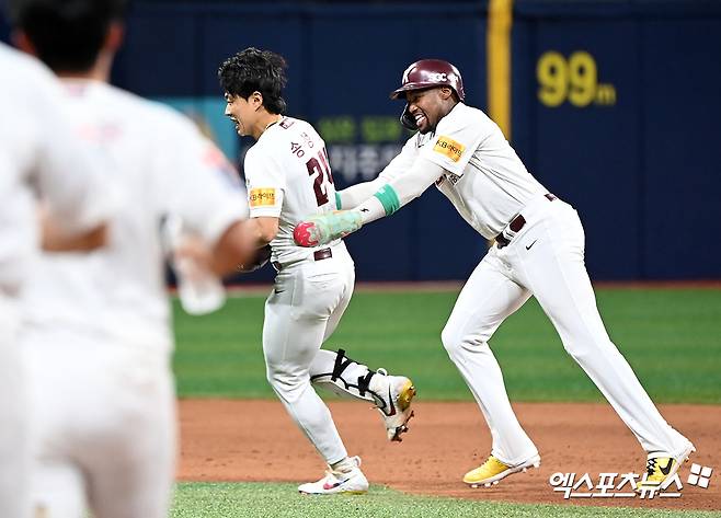 27일 오후 서울 구로구 고척스카이돔에서 열린 '2024 신한 SOL Bank KBO리그' KIA 타이거즈와 키움 히어로즈의 경기, 키움이 송성문의 끝내기 안타에 힘입어 KIA에 6:5 승리를 거두며 위닝시리즈를 달성했다. 키움 송성문과 도슨이 기뻐하고 있다. 엑스포츠뉴스DB